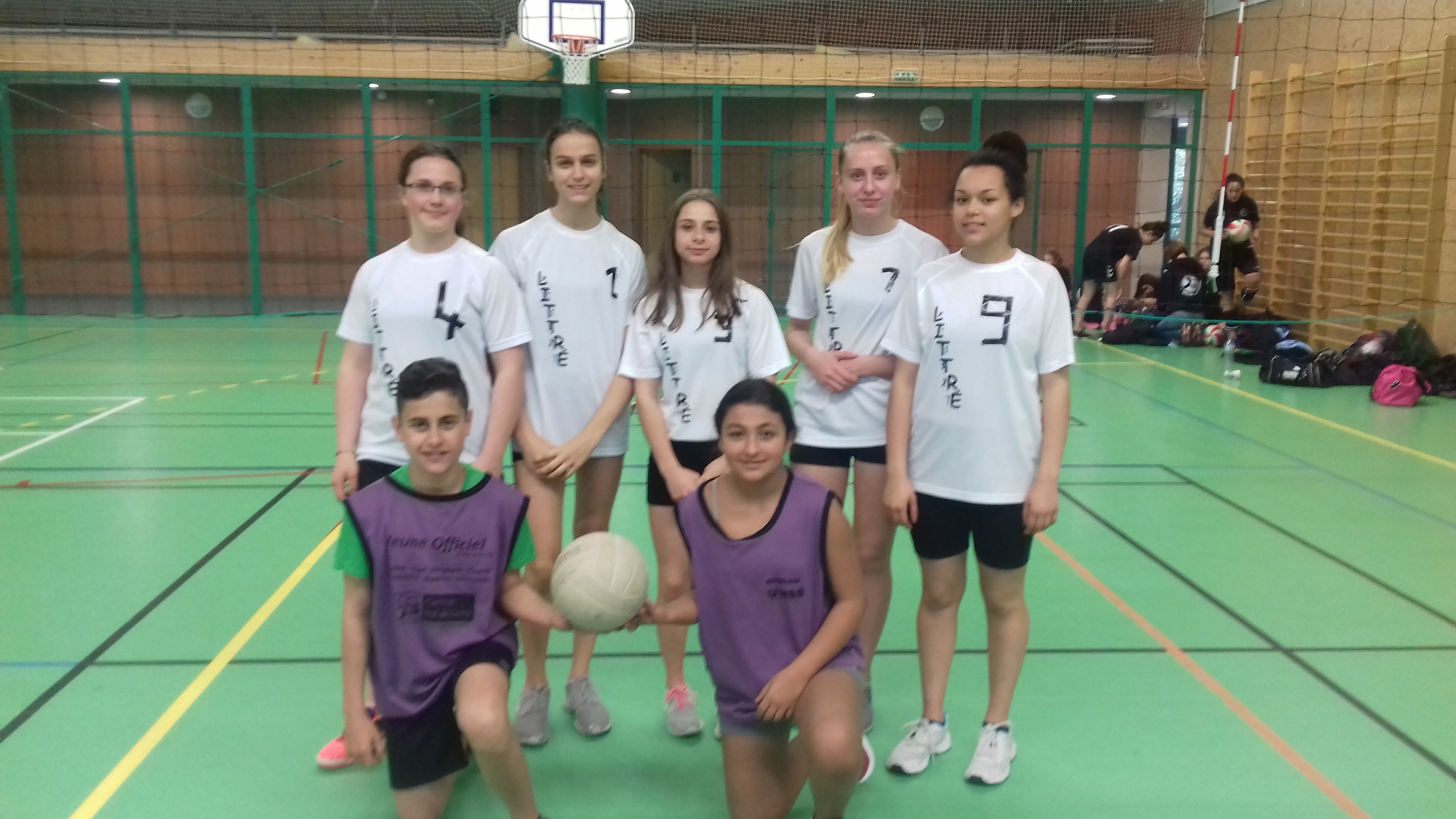 L'équipe minimes filles et ses 2 arbitres L'équipe minimes filles et ses 2 arbitres