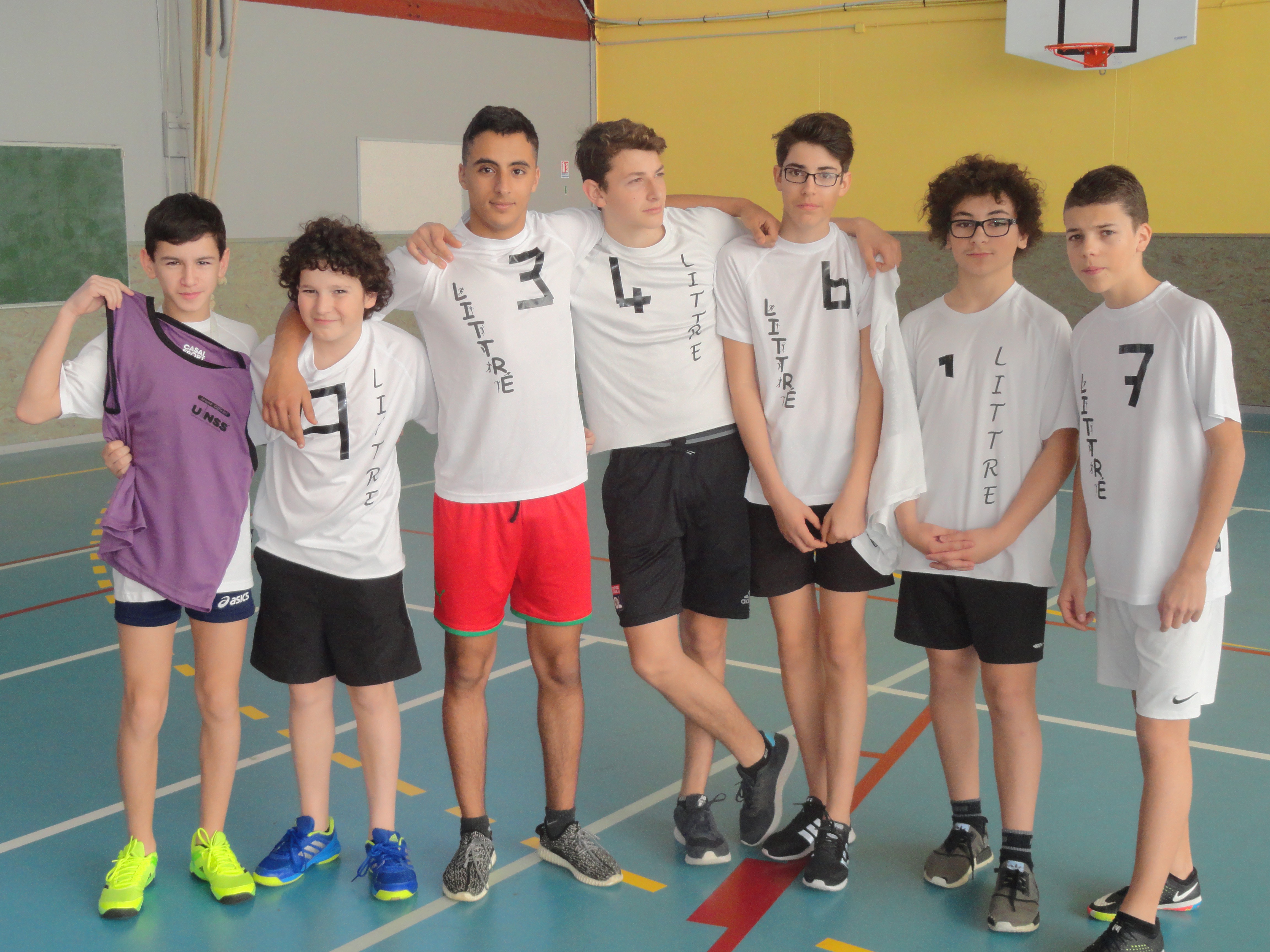 Après un match d'anthologie contre l'équipe de Vouvray,(30-28), l'équipe de Littré a réussi à décrocher une très belle 5ème place au championnat d'académie. Bravo à toute l'équipe sans oublier Aristide le jeune officiel.