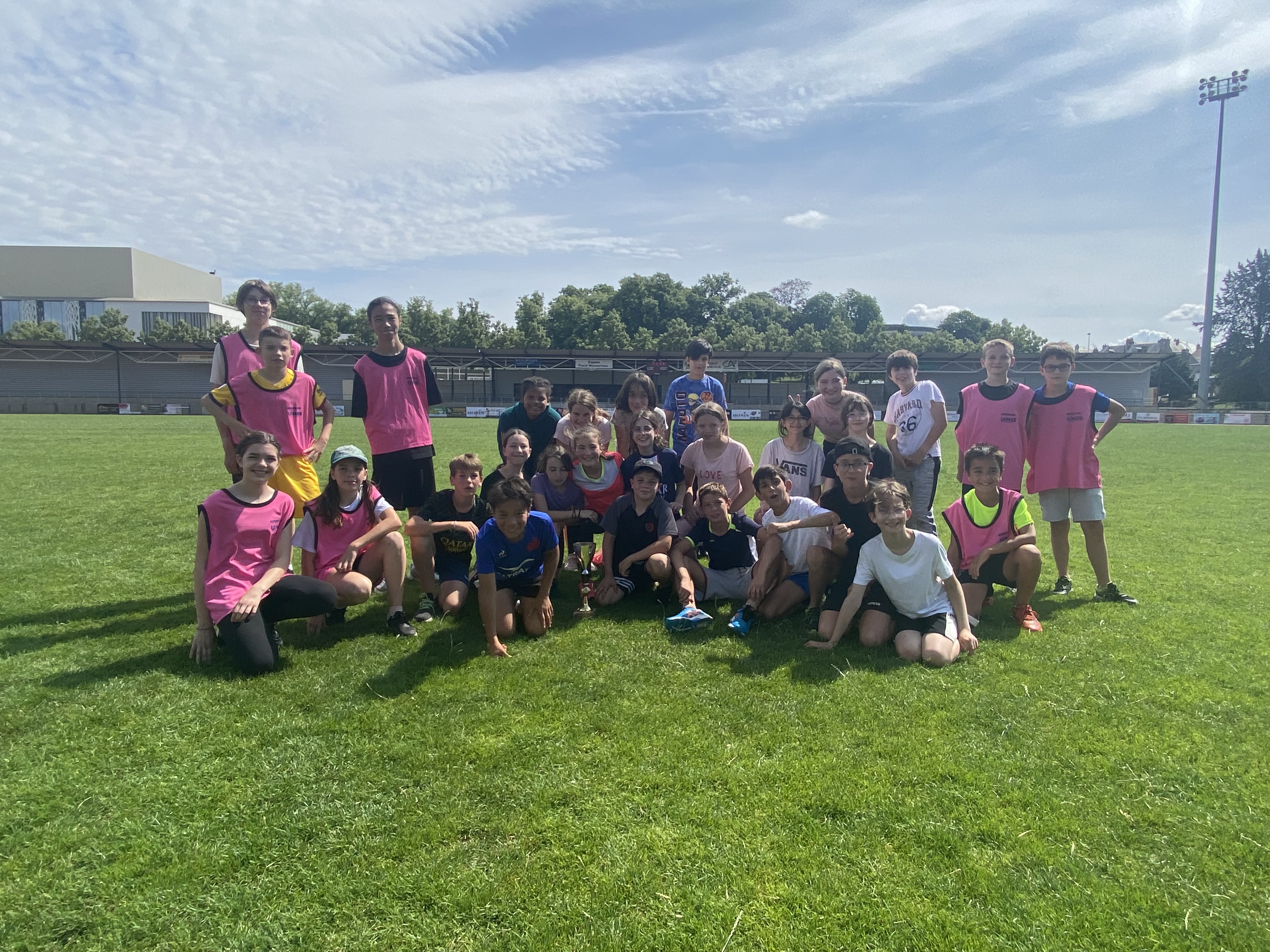 Les 6eme2 avec le trophée et les jeunes arbitres ! Les 6eme2 avec le trophée et les jeunes arbitres !