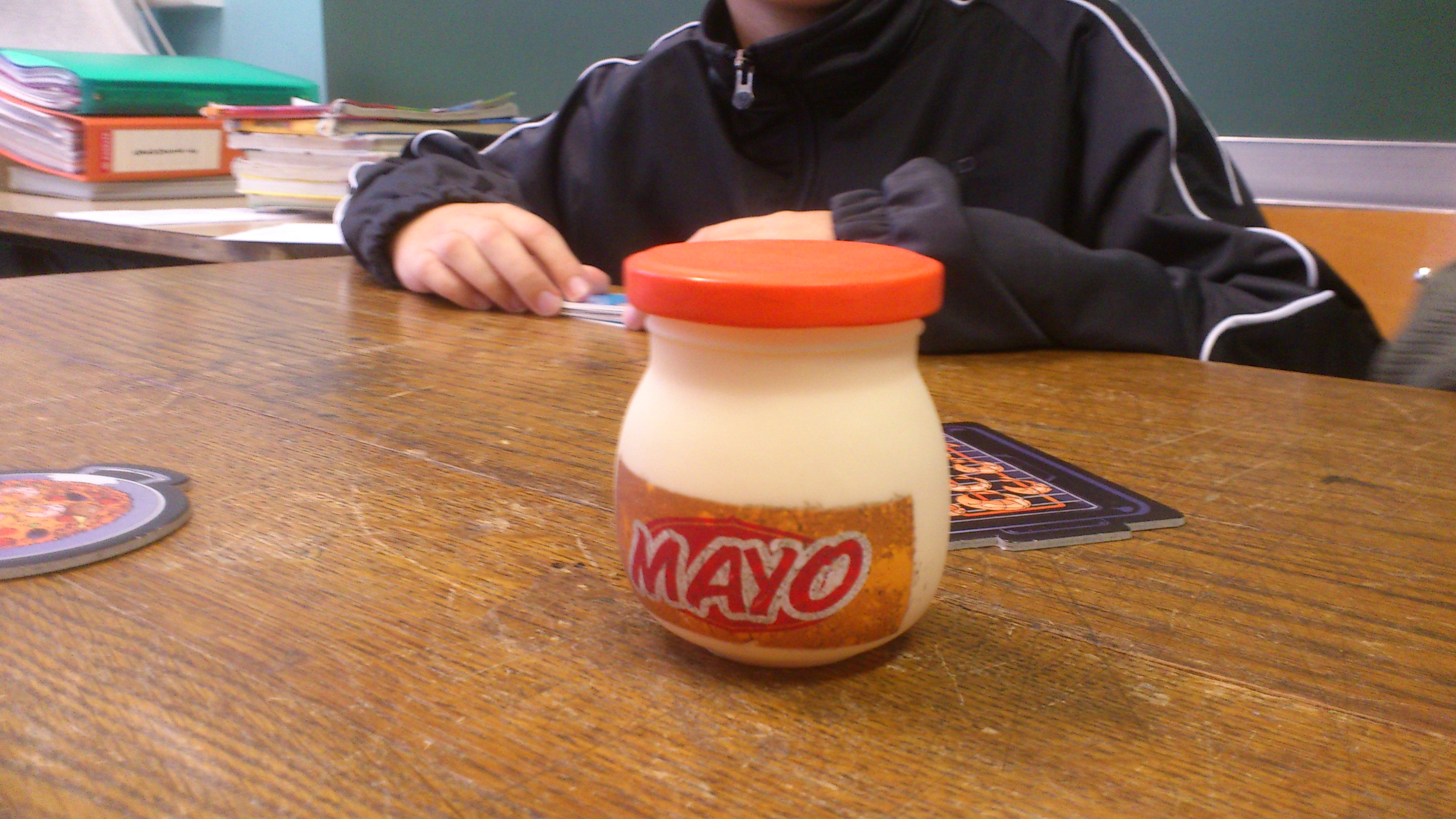 Qui sera le plus rapide pour prendre le pot de mayo ?