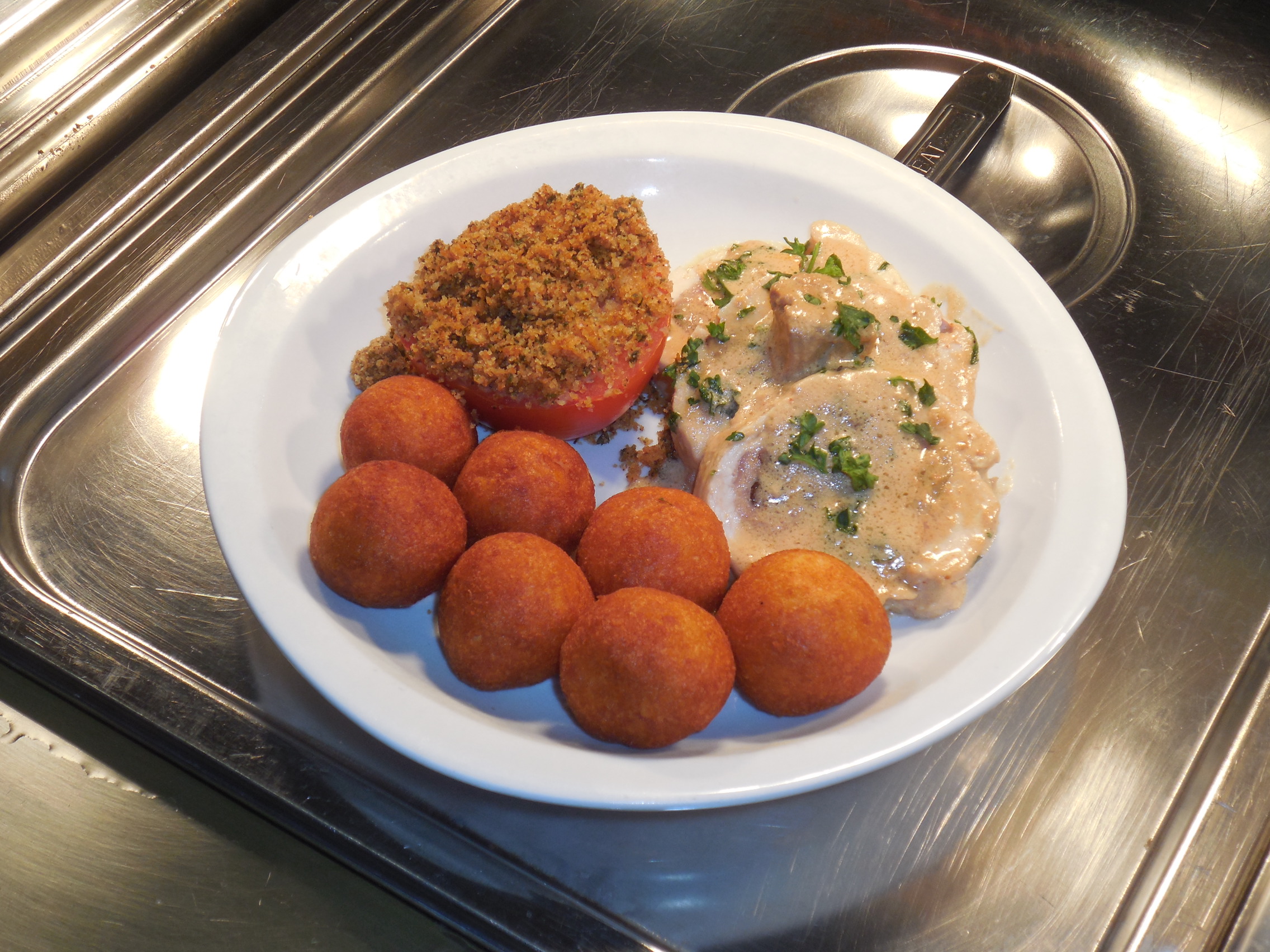 Ballottine de volaille farcie aux marrons, cèpes et fruits secs