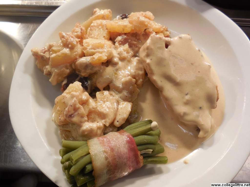 Suprême de chapon frais cuit en basse température avec son gratin de pomme de terre et marron Suprême de chapon frais cuit en basse température avec son gratin de pomme de terre et marron